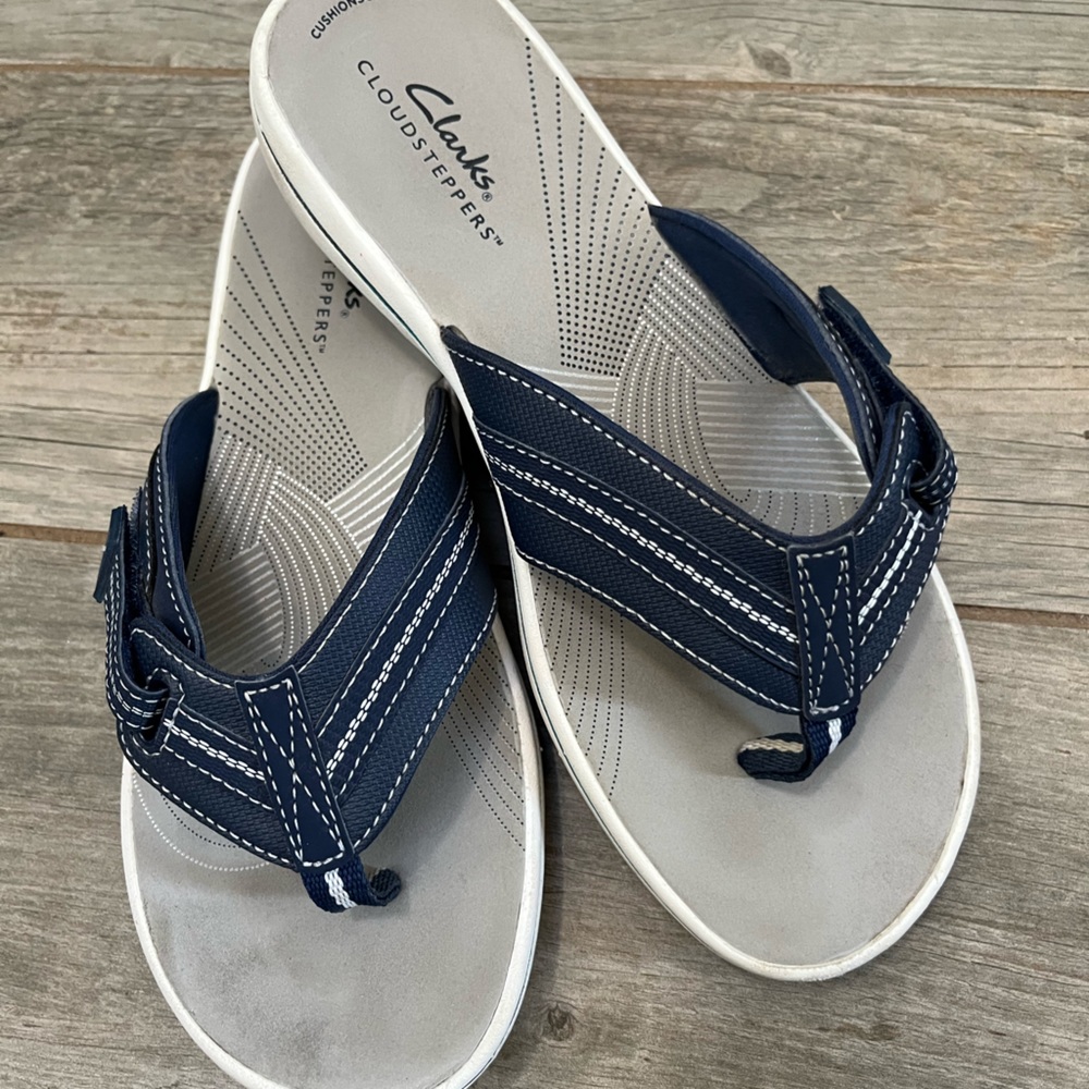 Like new - Clark’s Cloudstepper Sandals